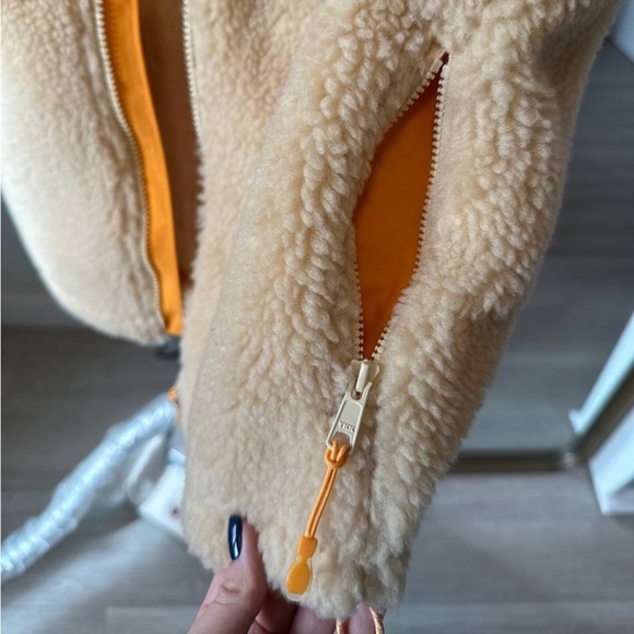 New! Levi’s Sherpa Fleece Vest – Women’s XS – Beige - Picture 8 of 13